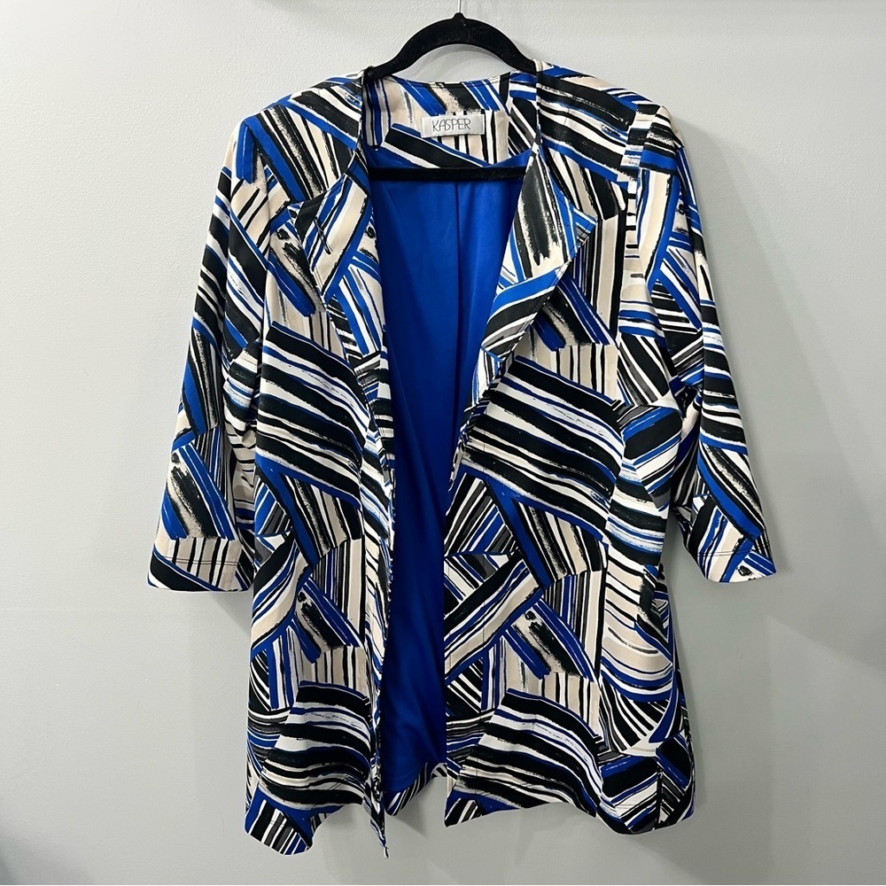 Kasper Blue & White Abstract 3/4 Length Sleeve One Button Flyaway Topper Blazer - Picture 4 of 9